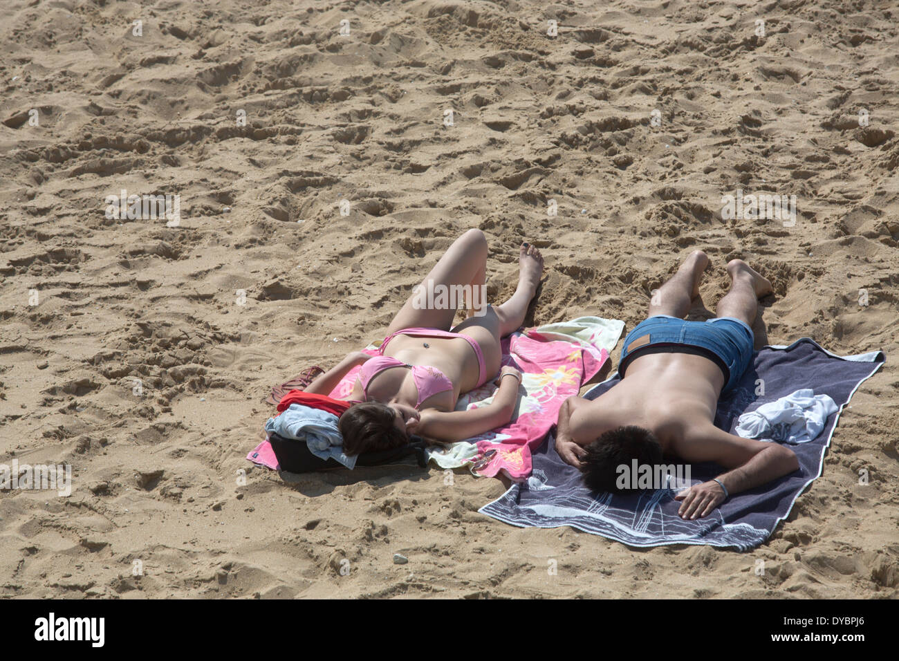 Paar, Sonnenbaden am Strandhandtücher Stockfoto
