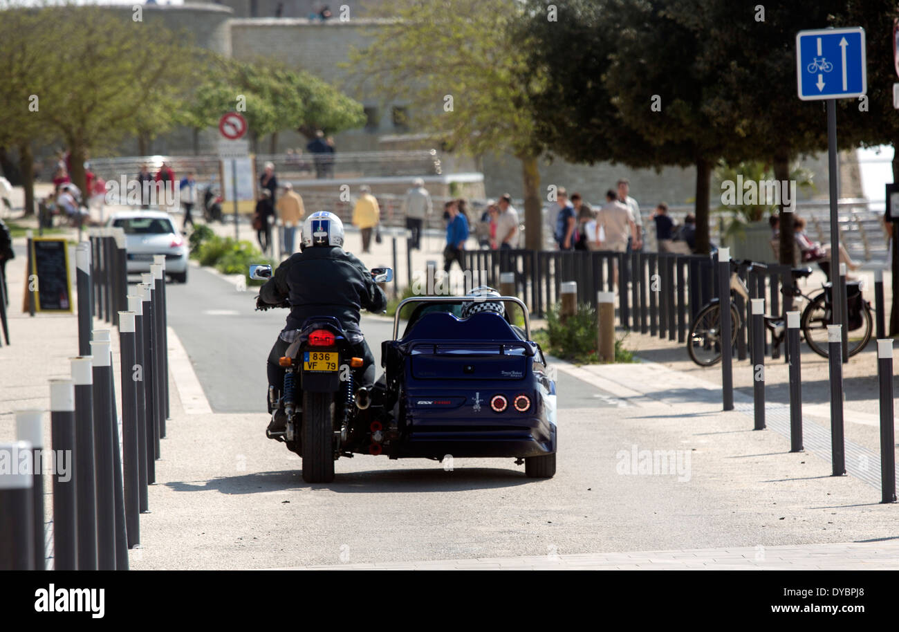 Motorrad mit Beiwagen entlang der Küstenstraße resort Stockfoto
