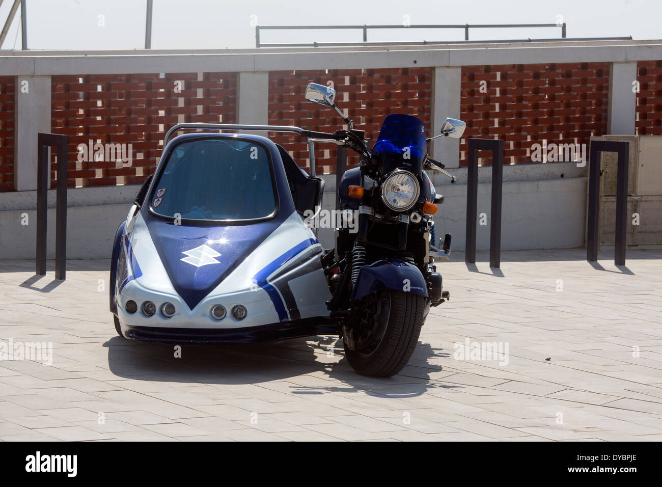 Suzuki Motorrad mit Beiwagen geparkt auf Promenade Stockfoto
