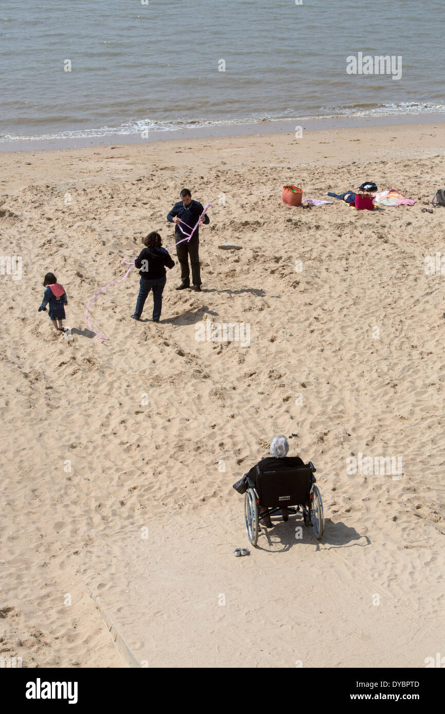Behinderte alte Dame Familienstrand stecken Rollstuhl Stockfoto