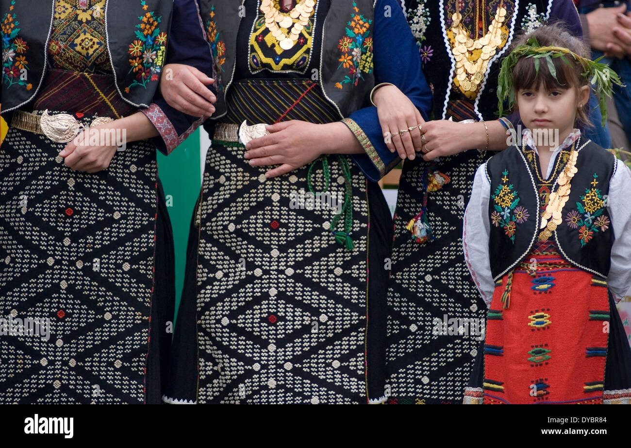 Bulgarien allgemein Iznovo April 13. 2014: Sonntag vor Ostern Bulgaren das Fest des St. Lazarus feiern eine Festival mit dem Brauch der Lazaruwane Frühling Brauch von Jungfrauen gefolgt und häufig bei allen Bulgaren ein Ritual, an diesem Tag mit einigen Elementen durchgeführt Alter sind strukturiert (heiratsfähigen Mädchen) zum Thema Liebe und Ehe in Lazar Lieder und Tanz, die Rituale sind am Palmsonntag die Mädchen, die an diesem Brauch teilnehmen werden Lazarki genannt. Bildnachweis: Clifford Norton/Alamy Live-Nachrichten Stockfoto