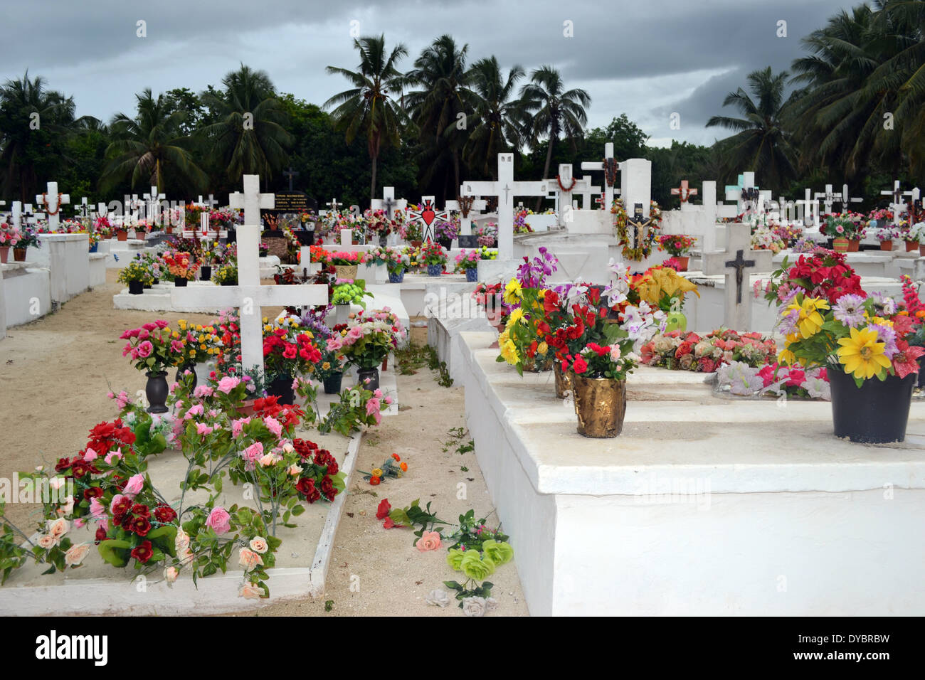 Friedhof bedeckt mit Blumen, Matautu, Insel Wallis, Wallis und Futuna, Melanesien, Südsee Stockfoto