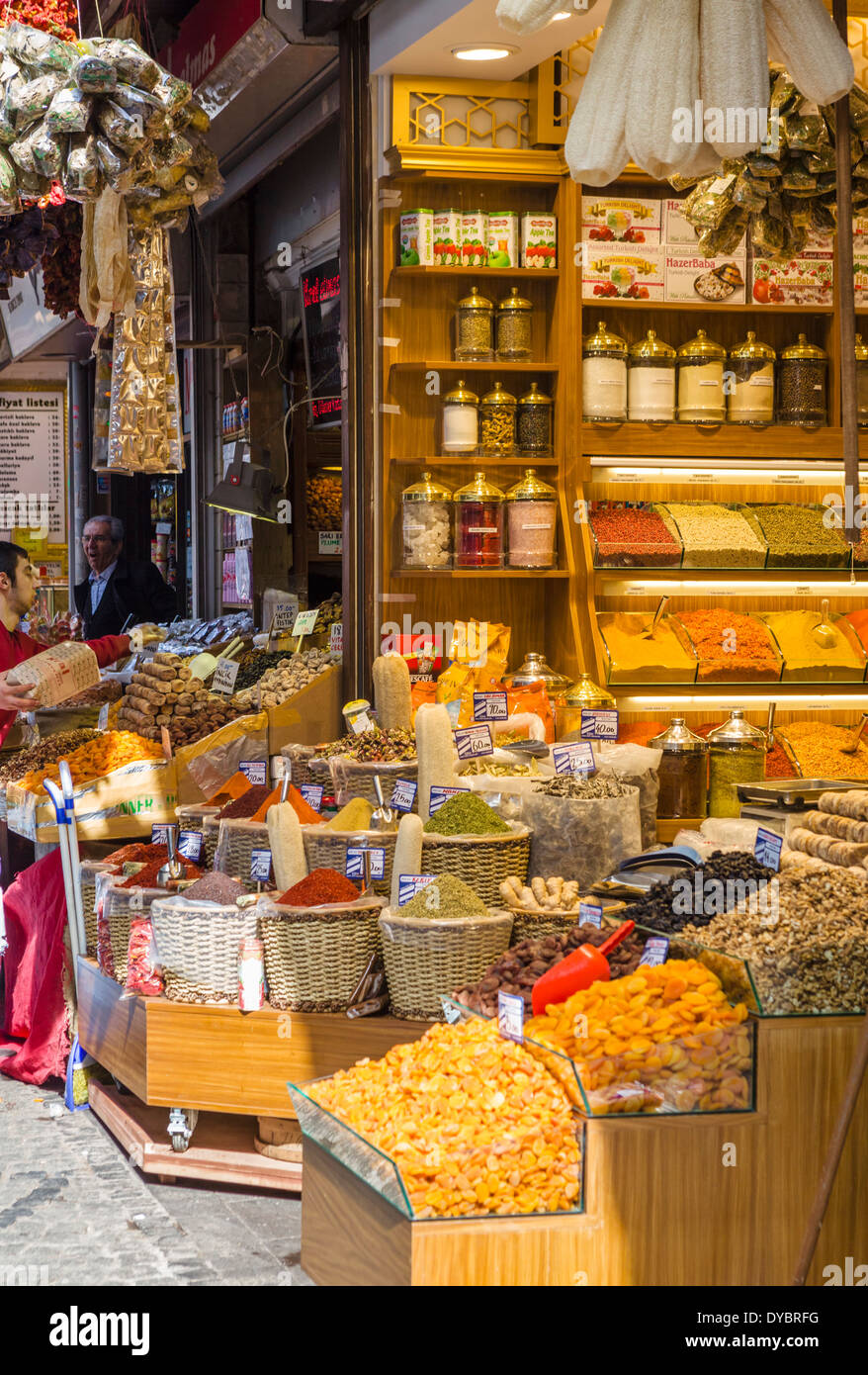 Typisches lokales Geschäft im Stadtteil Eminönü, Istanbul, Türkei Stockfoto