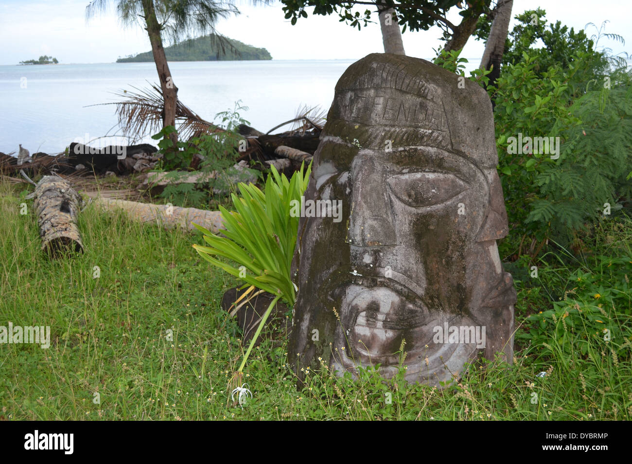 Traditionellen Kopf Skulptur oder Totem in die Küste Matautu, Insel Wallis, Wallis und Futuna, Melanesien, Südsee Stockfoto
