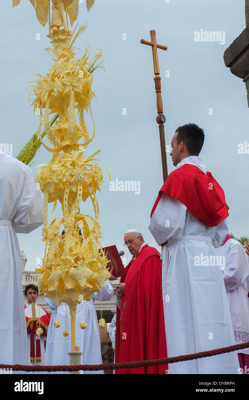 Der Vatikan, Vatikanstadt. 13. April 2014. Franziskus am Palmsonntag im Vatikan, Vatikanstadt.  -Papst Francis verwenden eine Holz Pastorale Handarbeit von den jungen von der Genossenschaft "Il Cammino" - Palmsonntag 2014 Credit: wirklich Easy Star/Alamy Live News Stockfoto