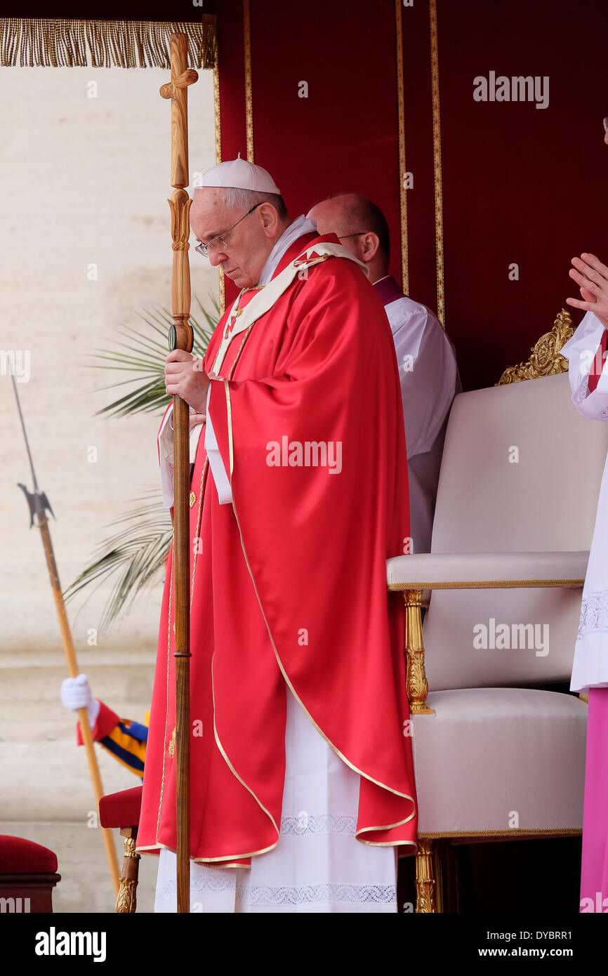 Der Vatikan, Vatikanstadt. 13. April 2014. Petersplatz - Papst Franziskus am Palmsonntag im Vatikan, Vatikanstadt.  -Papst Francis verwenden eine Holz Pastorale Handarbeit von den jungen von der Genossenschaft "Il Cammino" - Palmsonntag 2014 Credit: wirklich Easy Star/Alamy Live News Stockfoto