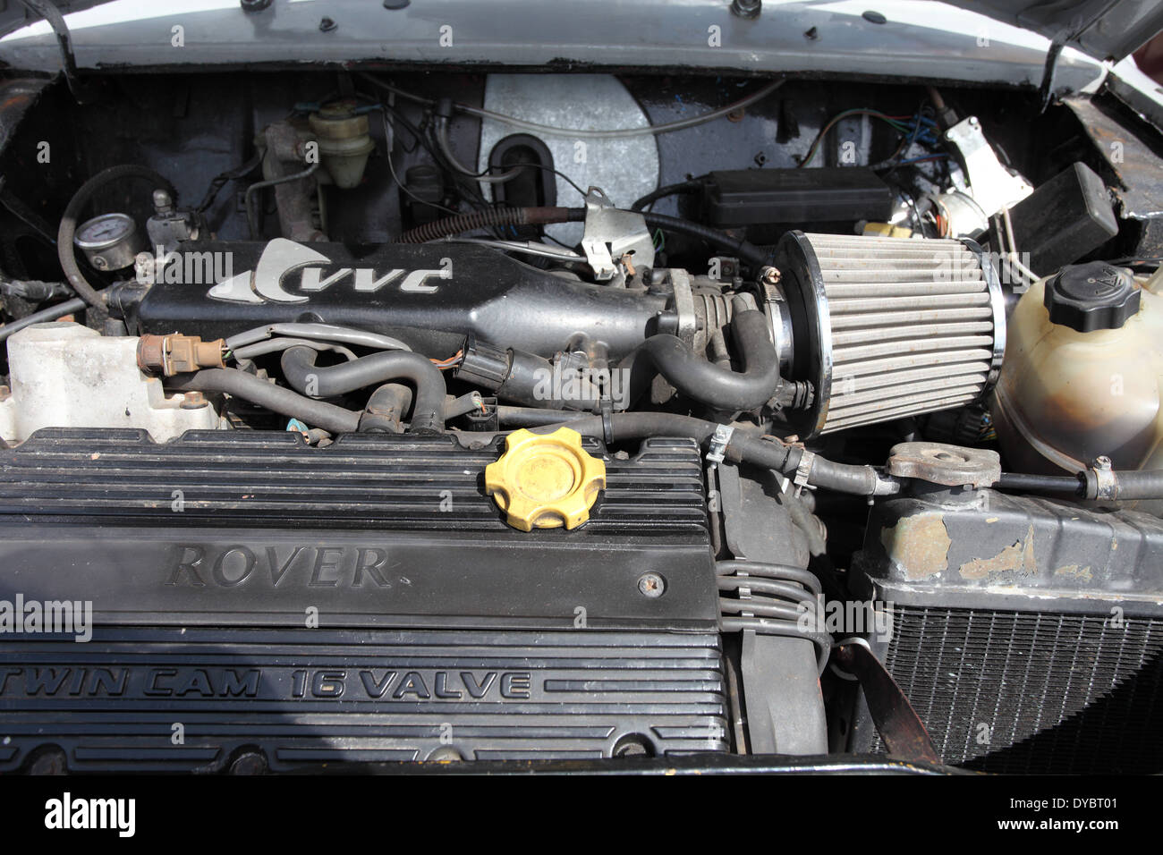 Unter der Haube eines Mini zeigt einen Rover Twin Cam 16-Ventil-Motor Stockfoto