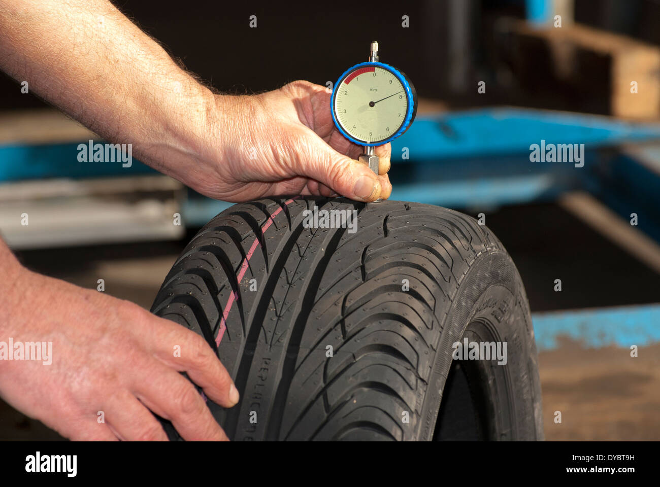 Mechanische Maßnahme der Reifen Profiltiefe Stockfoto