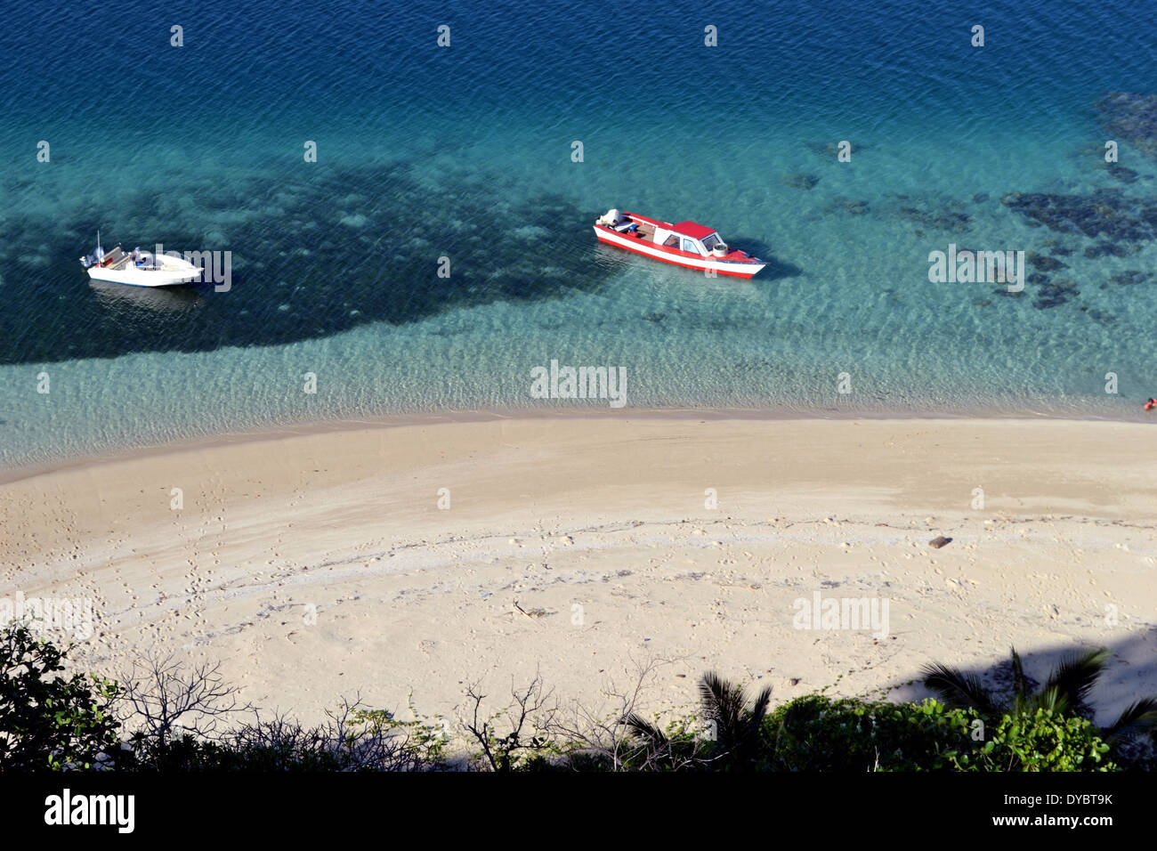 Boote angedockt an einem Strand in Nukutapu Insel, Insel Wallis, Wallis und Futuna, Melanesien, Südsee Stockfoto