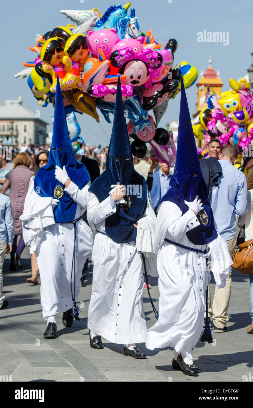 Sevilla, Spanien. 13. April 2014. Büßer der Bruderschaft der "La Estrella" In ihre Prozession von Sevilla. Christliche Feier wo Tod und Auferstehung Jesu Christi gefeiert.  Bildnachweis: Kiko Jimenez/Alamy Live-Nachrichten Stockfoto