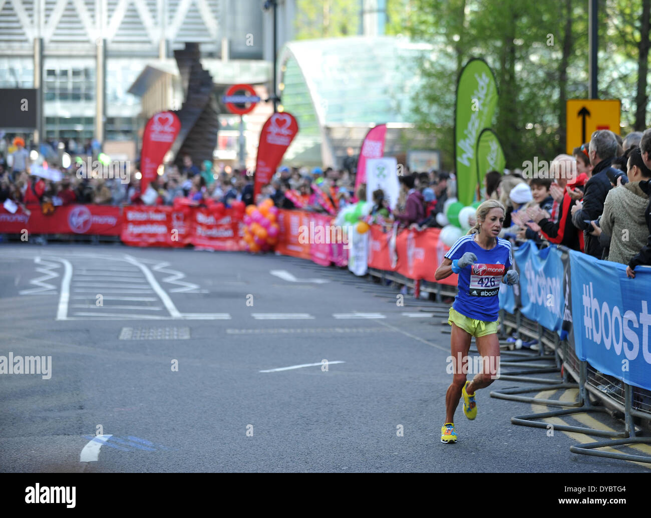 London, UK, 13. April 2014. Läufer und Zuschauer drängen sich die Straßen für die 2014 Virgin London Marathon Credit: Matthew Richardson/Alamy Live News Stockfoto