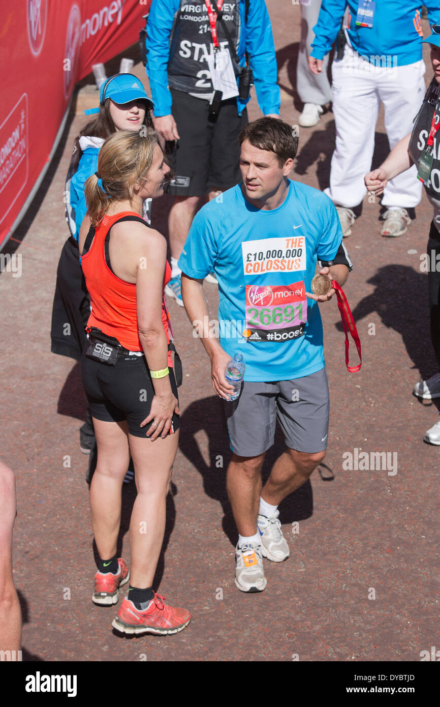 London, UK. 13. April 2014. Sophie Raworth und Michael Owen am Ziel. Ein eingestürzter Runner ist noch aus. Im Jahr 2014 anheben mehr als 36.000 Teilnehmer angemeldet, um am Marathon, die meisten davon Rennen des Geldes für wohltätige Zwecke. Foto: Credit: Nick Savage/Alamy Live-Nachrichten Stockfoto