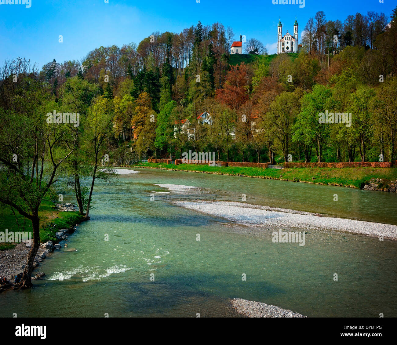 DE - Bayern: Leonard-Kapelle und die Kirche des Heiligen Kreuzes, Kalvarienberg (Kalvarienberg) über dem Fluß Isar bei Bad Tölz Stockfoto