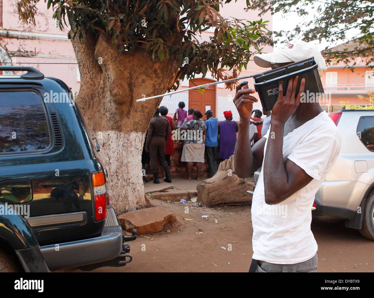 Bissau, Guinea-Bissau. 13. April 2014. Ein Wähler hinterlässt ein Wahllokal nach seiner Stimmabgabe in Bissau, Hauptstadt von Guinea-Bissau, 13. April 2014. Etwa 750.000 Wähler in dem westafrikanischen Land beendete Casting Stimmzettel am Sonntag für den ersten Präsidentschafts- und Parlamentswahlen seit 2012. Das Ergebnis wird voraussichtlich am 18. April herauskommen. © Li Jing/Xinhua/Alamy Live-Nachrichten Stockfoto