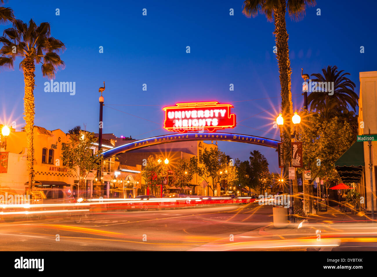 In der Nacht fotografiert University Heights-Sign.  San Diego, California, Vereinigte Staaten von Amerika. Stockfoto