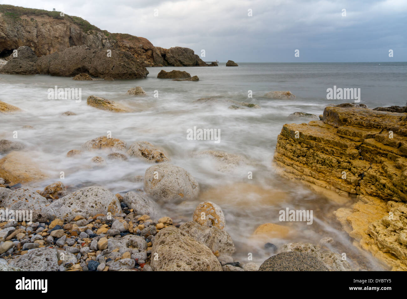 Wellen in Bewegung bei Trow Steinbruch Beach, South Shields, Tyne and Wear, UK Stockfoto