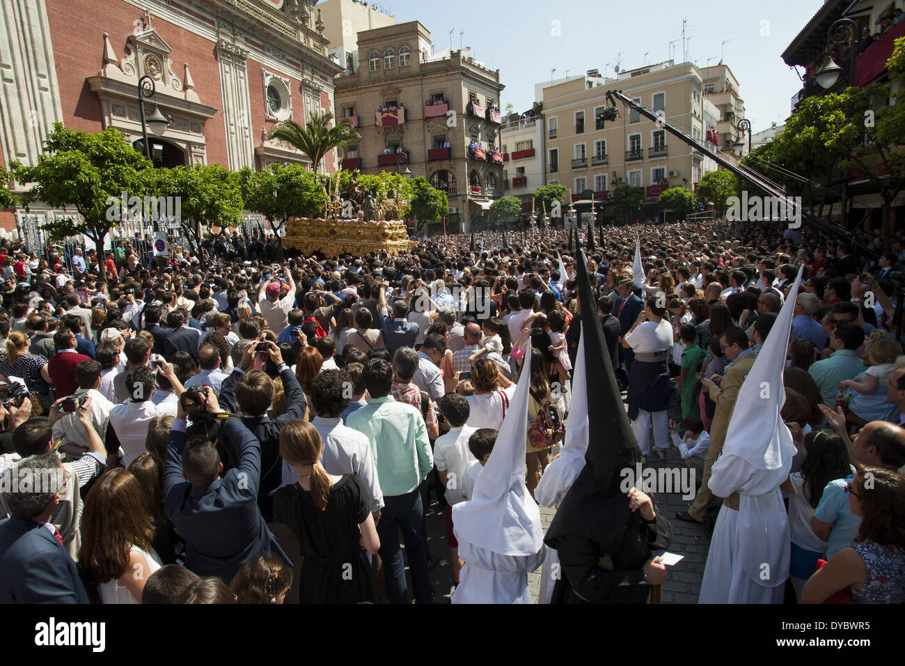 Sevilla, Spanien. 13. April 2014. Der Bruderschaft namens '' La Borriquita'' '' Paso'' beginnt seine Parade zur Kathedrale am Sonntag der Palmen, Tag rief Domingo de Ramos in spanischer Sprache. Sevilla, Spanien, 13 April, 2014.Photo: Daniel Gonzalez Acuna/NurPhoto Credit: Daniel Gonzalez Acuna/NurPhoto/ZUMAPRESS.com/Alamy Live News Stockfoto