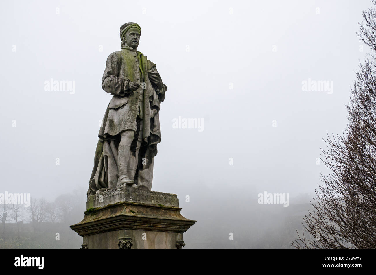 Die Statue von Allan Ramsay (1686-1758) steht in Princes Street Garden Edinburgh Castle hinter im Nebel. Stockfoto