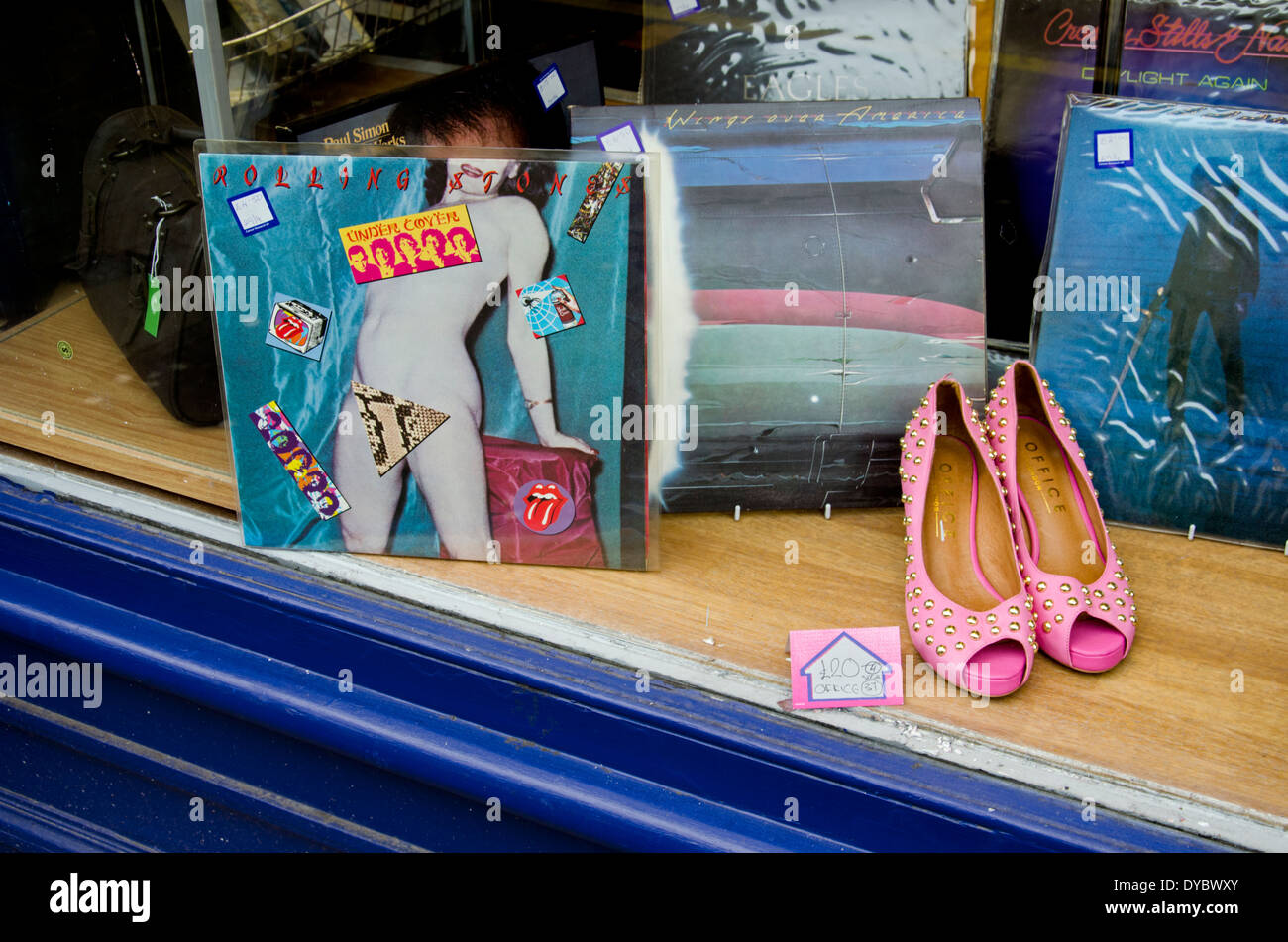 Schallplatten und ein paar rosa Schuhe, Teil eines Krebs-Forschung-Charity-Shop-Fensters angezeigt. Stockfoto