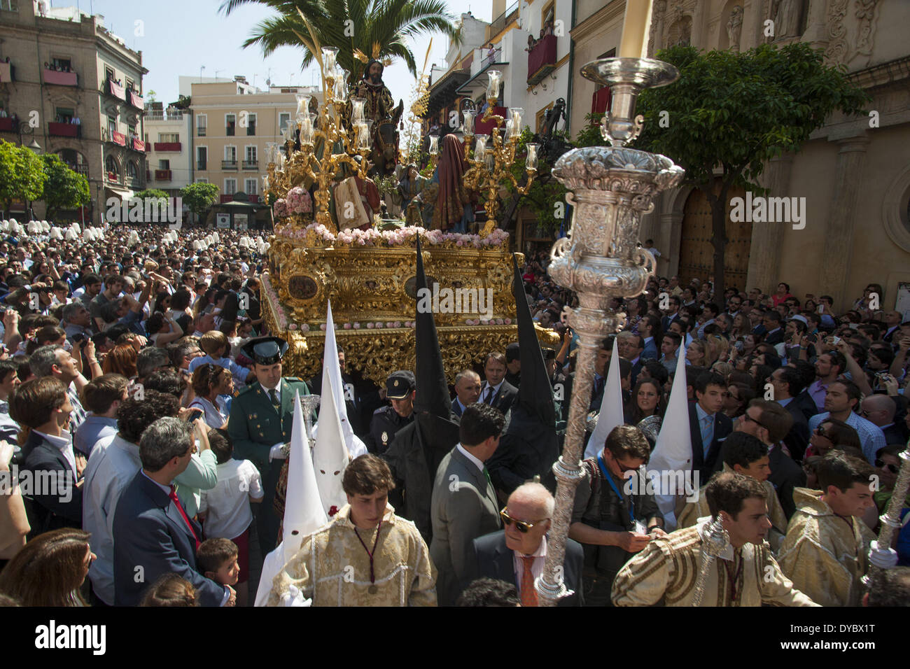 Sevilla, Spanien. 13. April 2014. Der Bruderschaft namens '' La Borriquita'' '' Paso'' beginnt seine Parade zur Kathedrale am Sonntag der Palmen, Tag rief Domingo de Ramos in spanischer Sprache. Sevilla, Spanien, 13 April, 2014.Photo: Daniel Gonzalez Acuna/NurPhoto Credit: Daniel Gonzalez Acuna/NurPhoto/ZUMAPRESS.com/Alamy Live News Stockfoto
