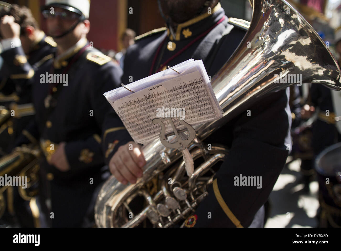 Sevilla, Spanien. 13. April 2014. Musiker der Bruderschaft namens '' La Paz'' während der Parade zur Kathedrale am Sonntag der Palmen, genannt Tag Domingo de Ramos in spanischer Sprache. Sevilla, Spanien, 13 April, 2014.Photo: Daniel Gonzalez Acuna/NurPhoto Credit: Daniel Gonzalez Acuna/NurPhoto/ZUMAPRESS.com/Alamy Live News Stockfoto
