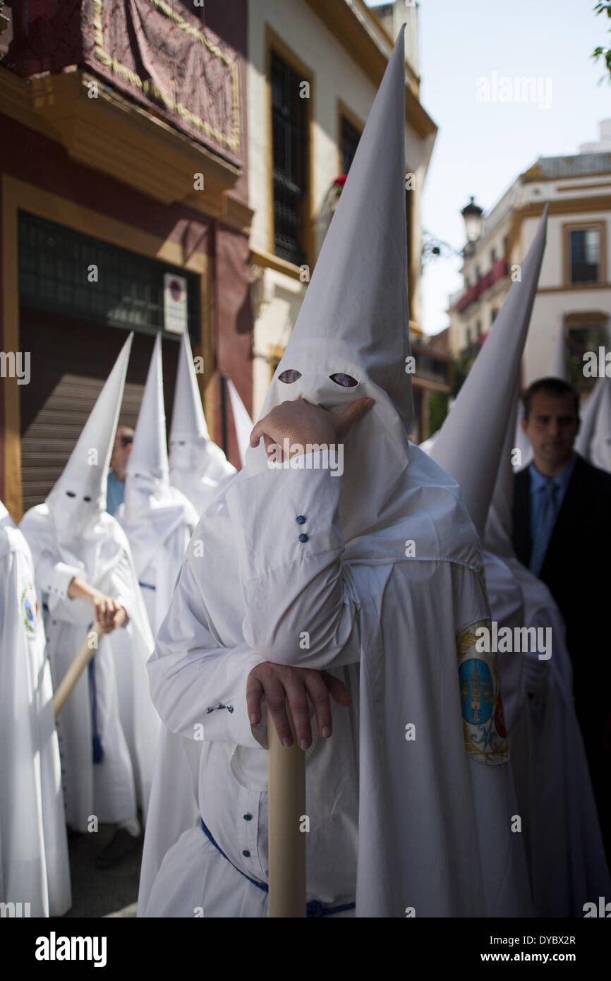 Sevilla, Spanien. 13. April 2014. Ein '' Azareno'' der Bruderschaft namens '' La Paz'' während der Parade zur Kathedrale am Sonntag der Palmen, Tag Spanisch Domingo de Ramos hinzugezogen. Sevilla, Spanien, 13 April, 2014.Photo: Daniel Gonzalez Acuna/NurPhoto Credit: Daniel Gonzalez Acuna/NurPhoto/ZUMAPRESS.com/Alamy Live News Stockfoto