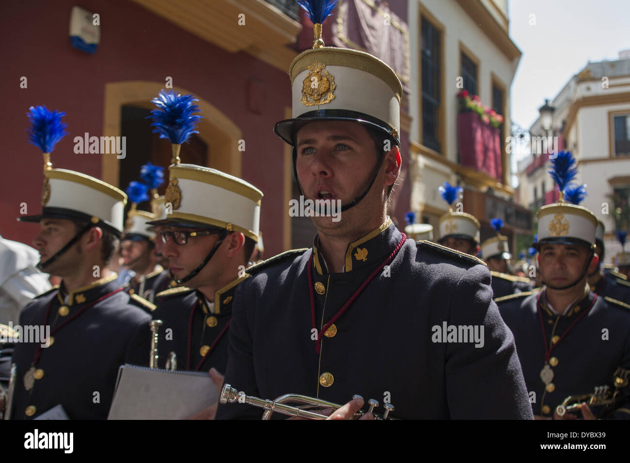 Sevilla, Spanien. 13. April 2014. Musiker der Bruderschaft namens '' La Paz'' während der Parade zur Kathedrale am Sonntag der Palmen, genannt Tag Domingo de Ramos in spanischer Sprache. Sevilla, Spanien, 13 April, 2014.Photo: Daniel Gonzalez Acuna/NurPhoto Credit: Daniel Gonzalez Acuna/NurPhoto/ZUMAPRESS.com/Alamy Live News Stockfoto
