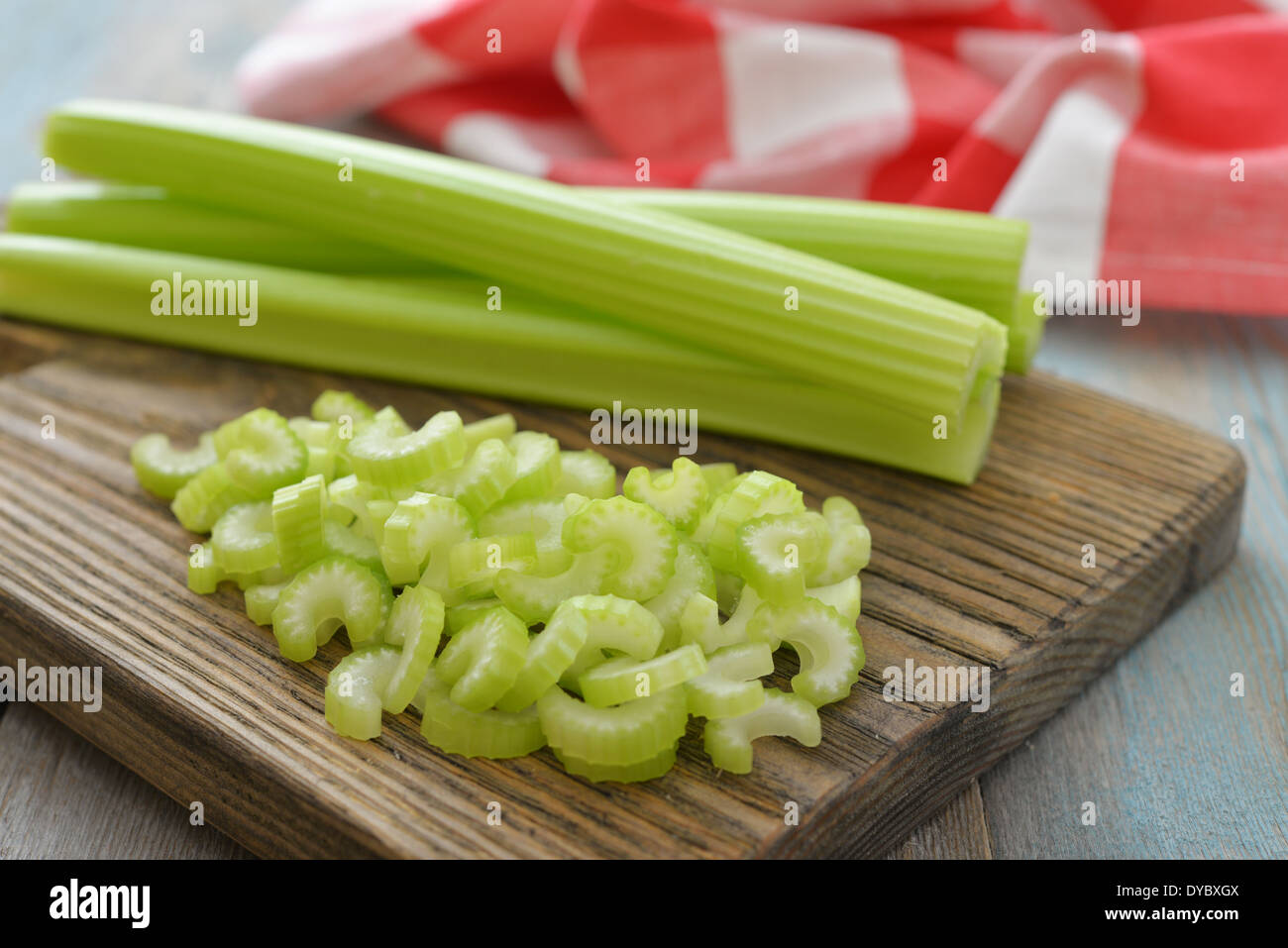 Frische grüne Sellerie Stängel auf hölzernen Cutting Board closeup Stockfoto