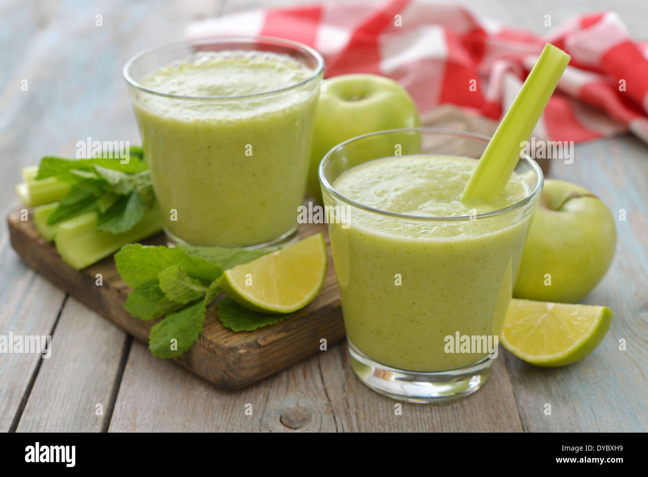 Smoothie aus grünem Apfel, Sellerie und Kalk auf hölzernen Hintergrund Stockfoto