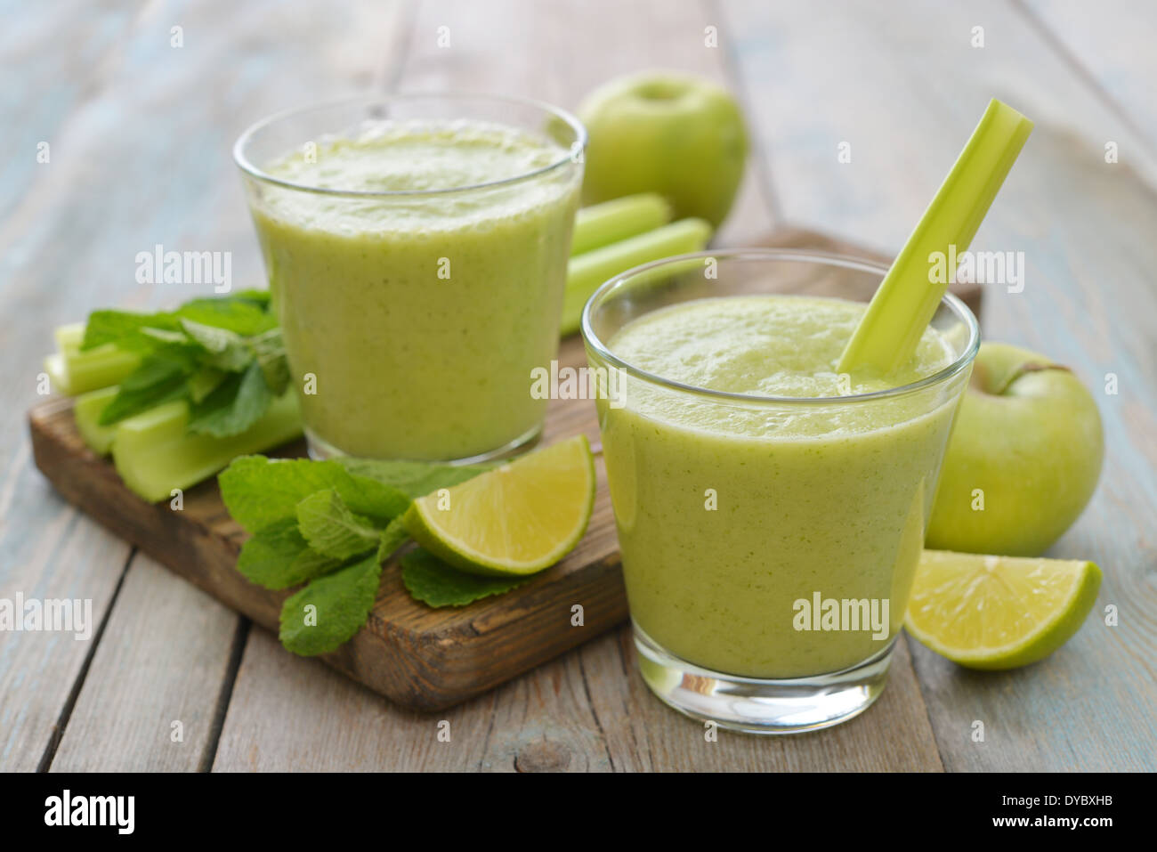 Smoothie aus grünem Apfel, Sellerie und Kalk auf hölzernen Hintergrund Stockfoto