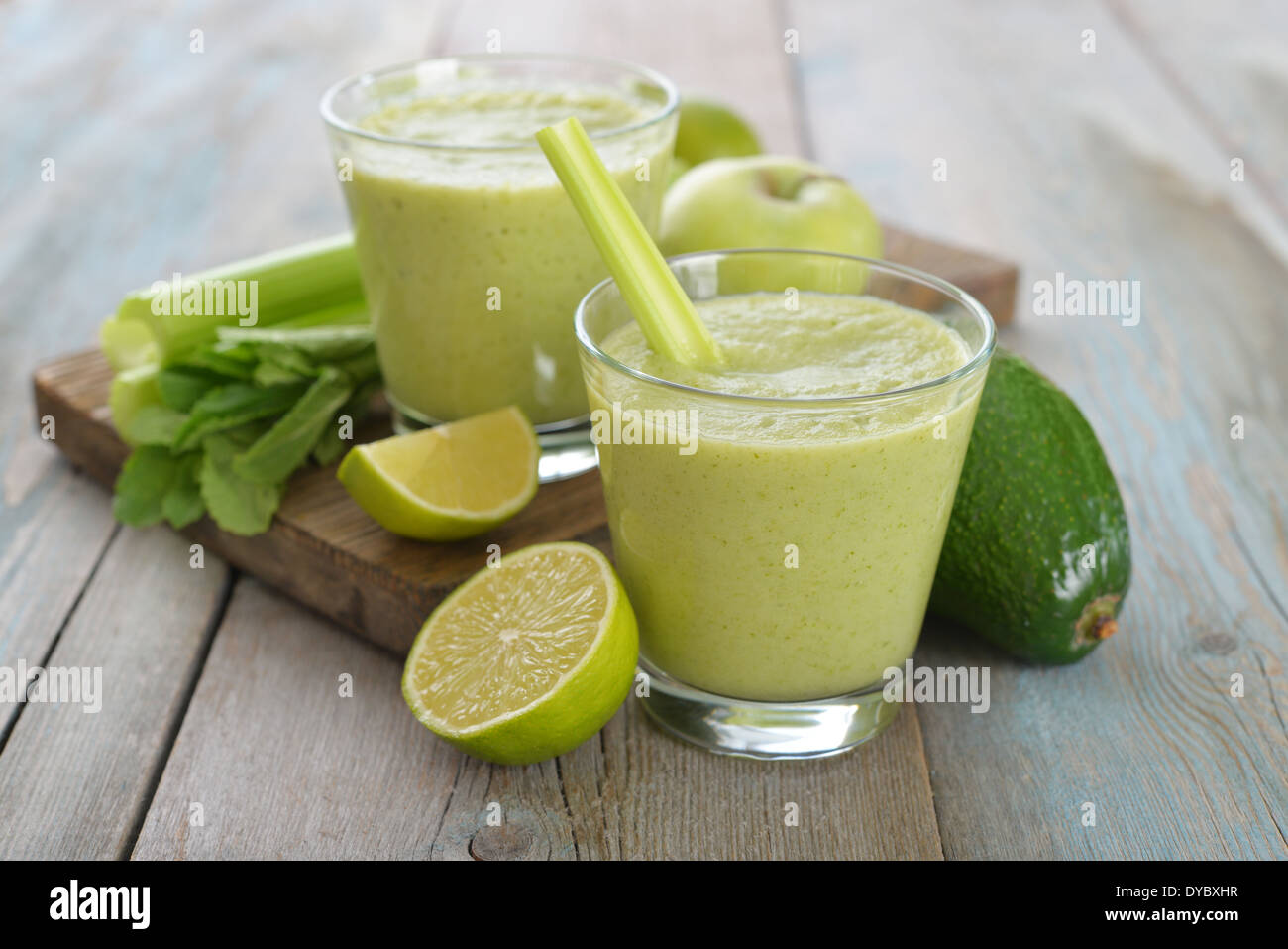 Smoothie von grünem Apfel, Sellerie, Avocado und Lime on White Stockfoto