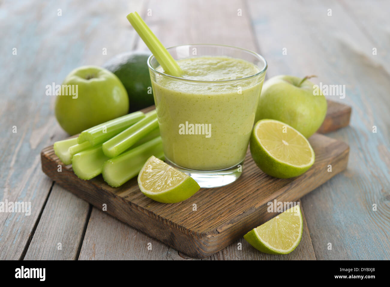 Smoothie von grünem Apfel, Sellerie, Avocado und Lime on White Stockfoto
