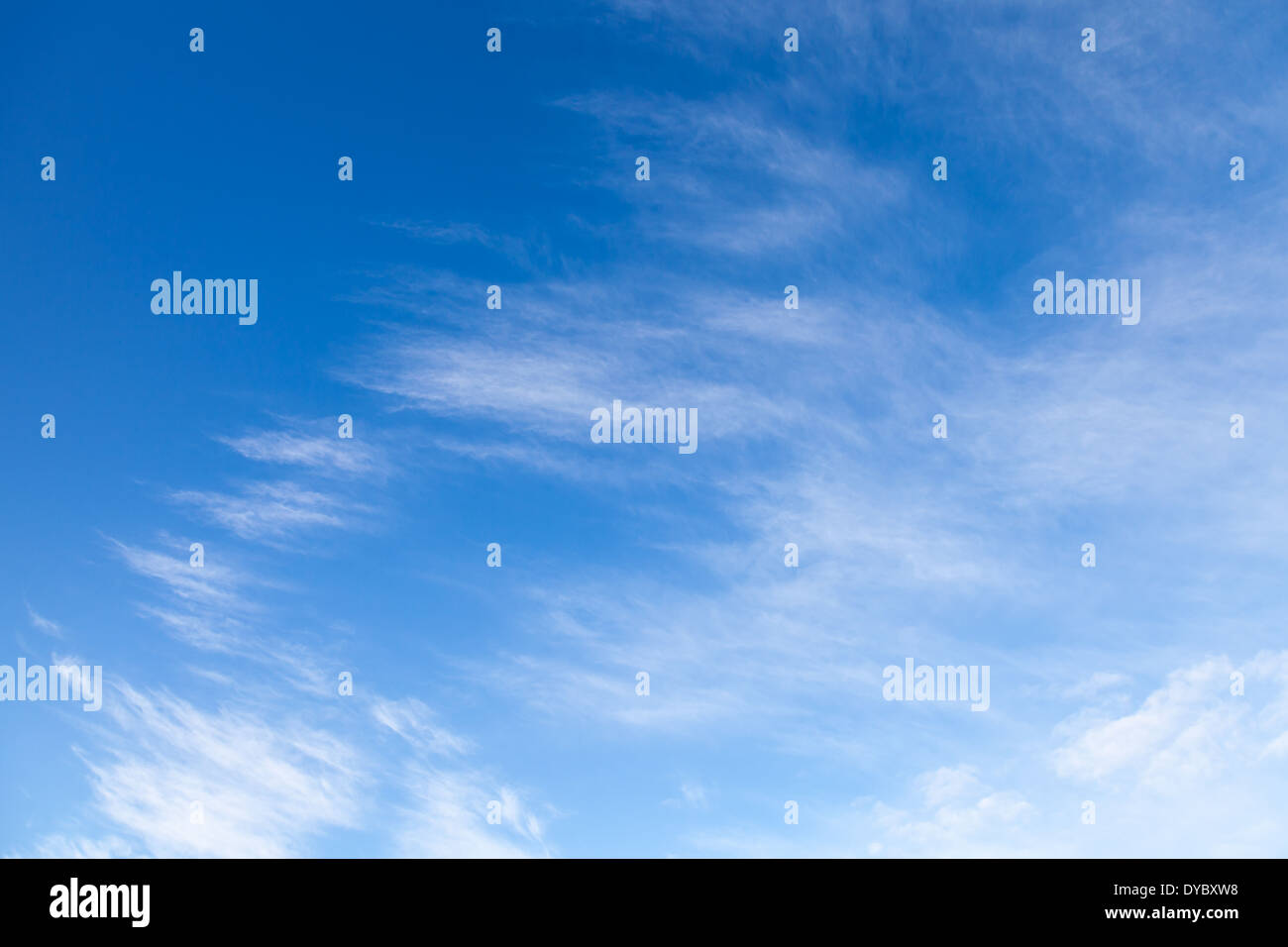 Hintergrund mit weißer Wind Wolken am blauen Himmel Stockfoto