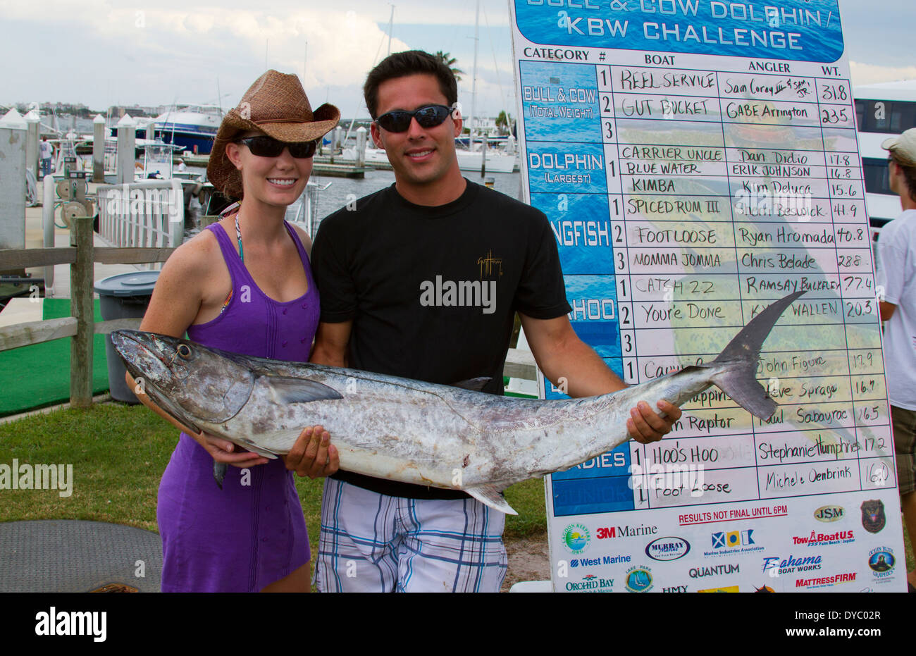 paar mit Kingfish bei Angeln-Turnier in West Palm Beach Florida Stockfoto