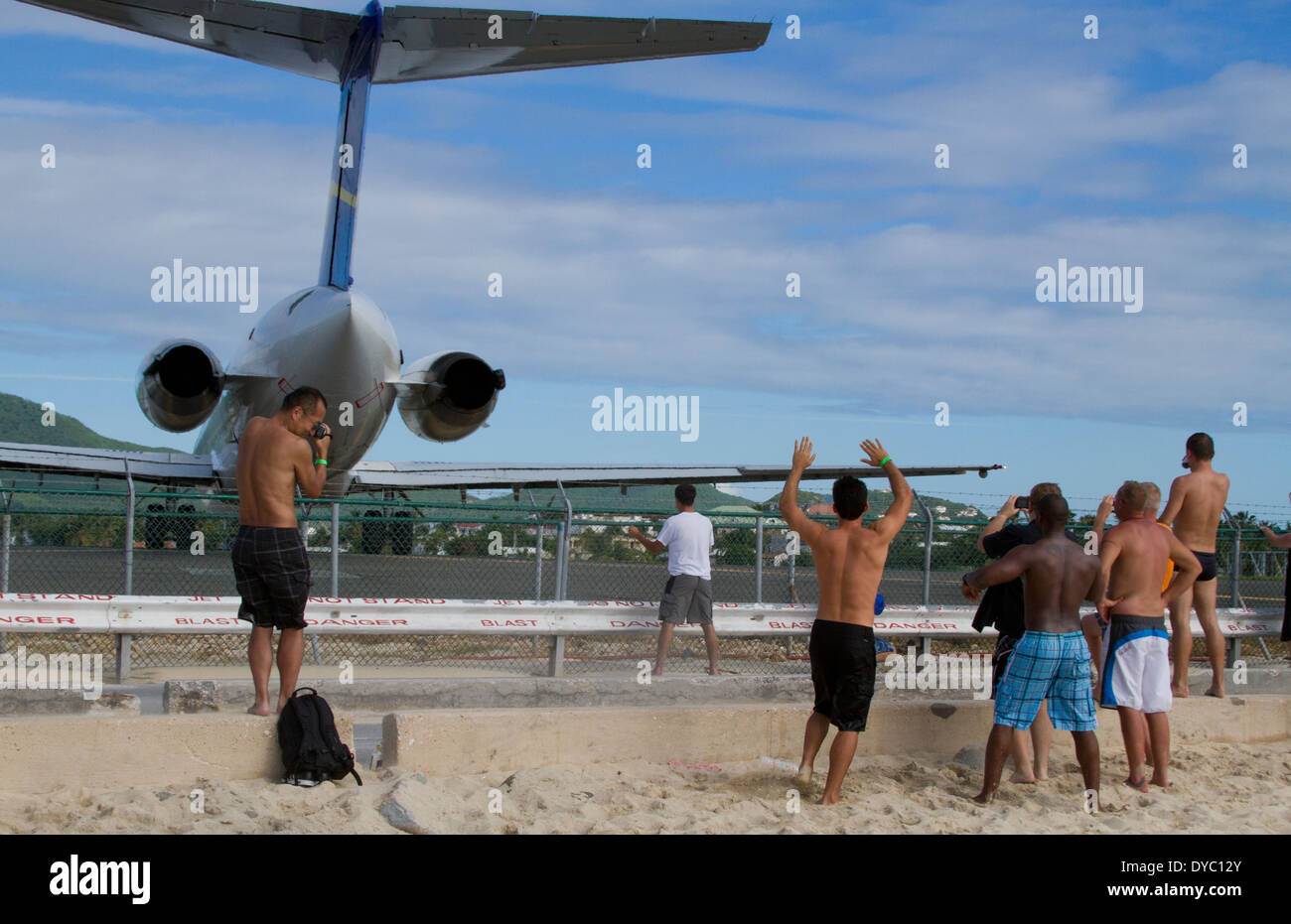 Touristen wird Jet gestrahlt am Strand in St. Maarten Stockfoto