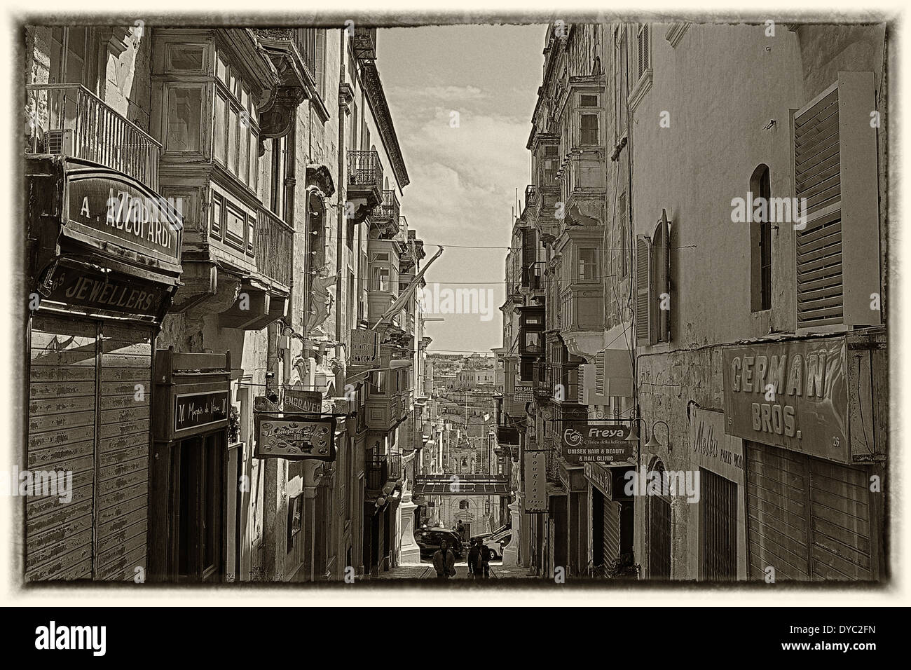 Typische Streetview in Valletta, Malta in schwarz und weiß. Stockfoto