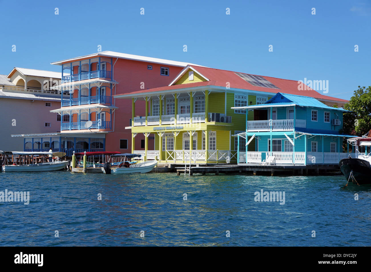 Bunte Caribbean befindet sich über dem Wasser mit Booten am Dock, Doppelpunkt-Insel, Bocas del Toro, Panama Stockfoto