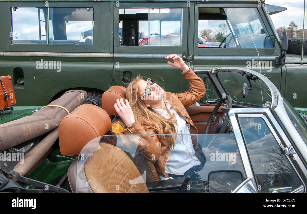Frau ist Sportwagen bei Oldtimer-Veranstaltung Stockfoto