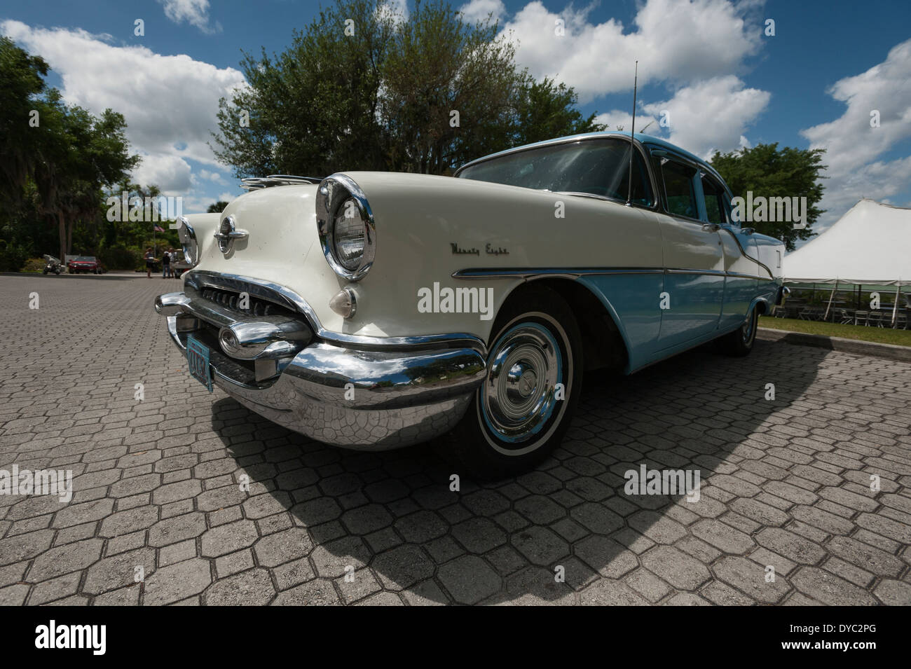 Ninety Eight Modell Oldsmobile geparkt in der Stadt Mount Dora, Florida Stockfoto
