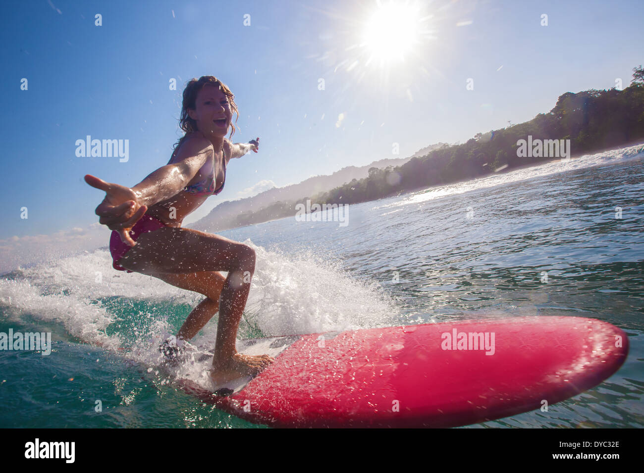 Surferin surft auf eine Welle im Indischen Ozean. Stockfoto