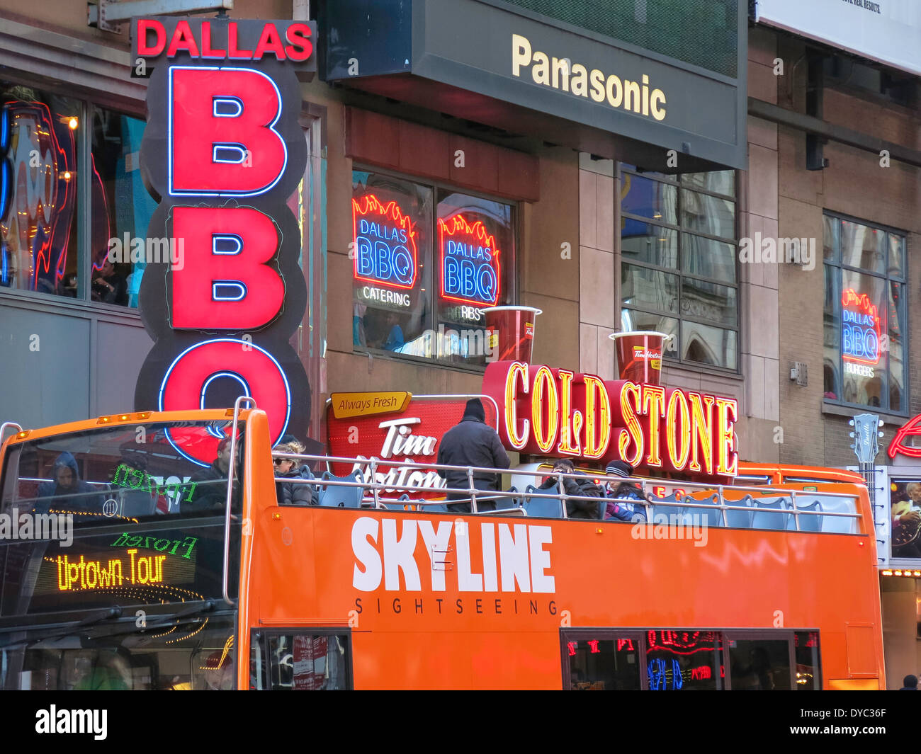 Zeichen und Bus auf W. 42nd Street, Times Square, New York Stockfoto