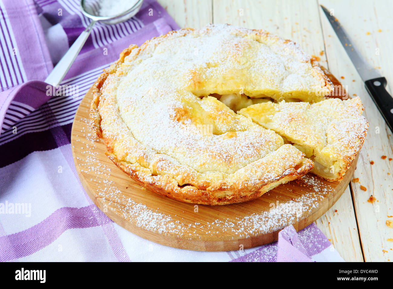 große rustikale golden Apfelkuchen, Essen Nahaufnahme Stockfoto