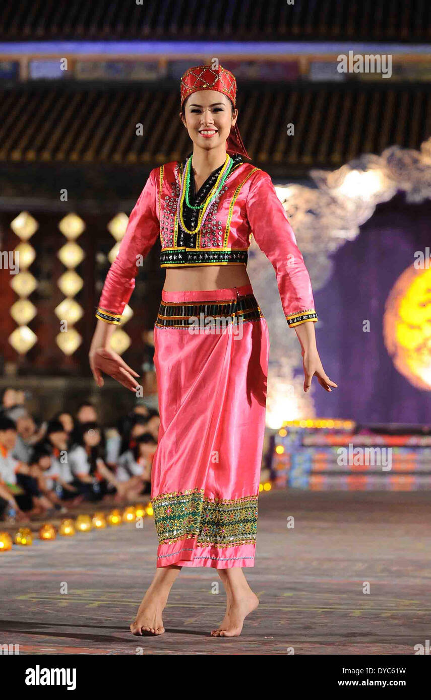 Hue. 13. April 2014. Ein Model präsentiert auf der Messe "Oriental Night" am Rande des Farbe-Festival in Vietnams zentralen Thua Thien-Hue Provinz, 13. April 2014 asiatisches Kostüm. Mode von Trachten 11 asiatischen Ländern wie Kambodscha, China, Indien, Japan, Laos, Malaysia, Mongolei, Myanmar, Südkorea, Thailand und den Host orientierte Vietnam wurden während der Show präsentiert. Farbe-Festival startete am 12. April und 20 April dauern soll. Bildnachweis: VNA/Xinhua/Alamy Live-Nachrichten Stockfoto