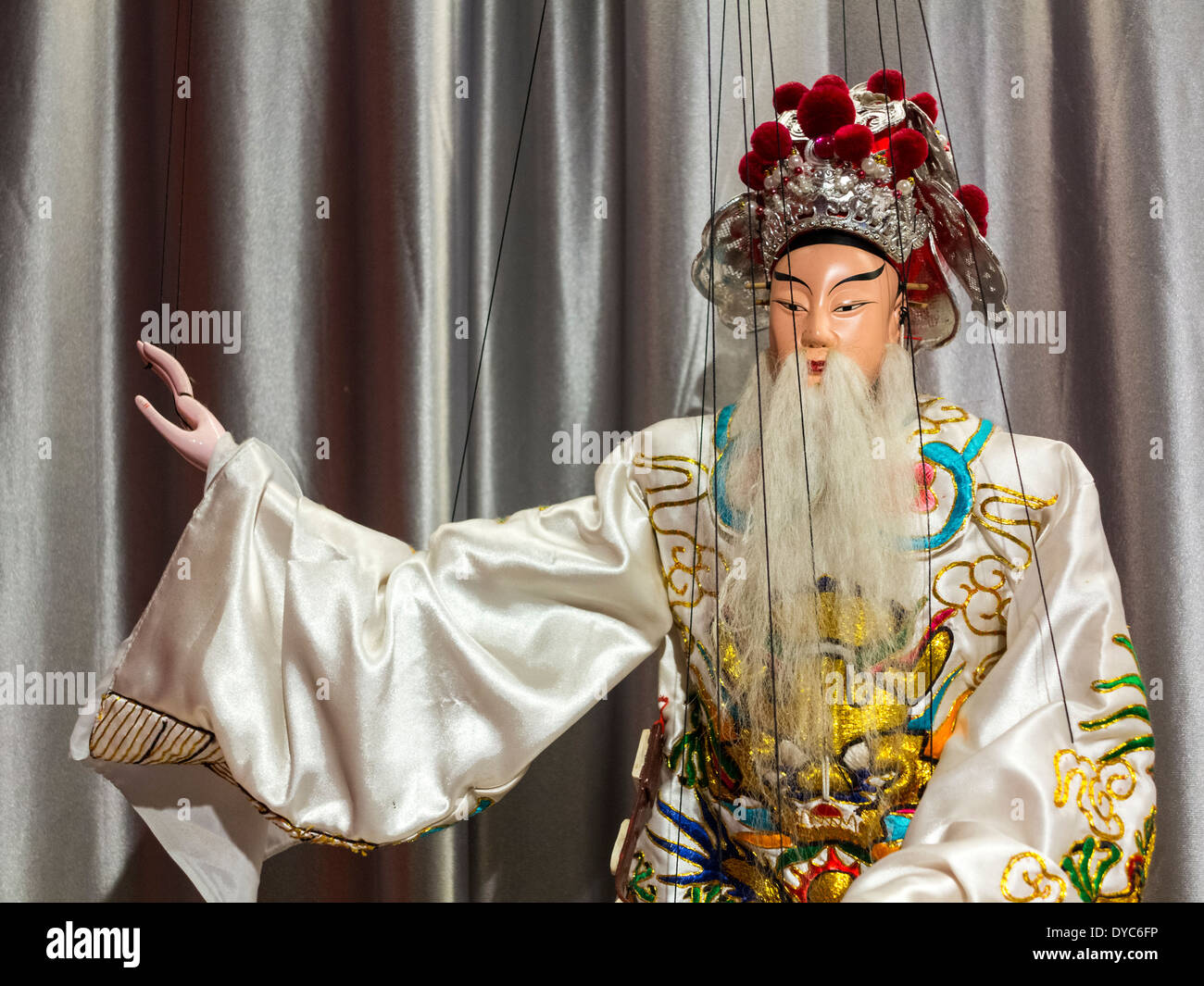 Eine Chinesisch Marionette Marionette hängt von der Decke an der Puppenspiel Art Center von Taipei, Taiwan Stockfoto