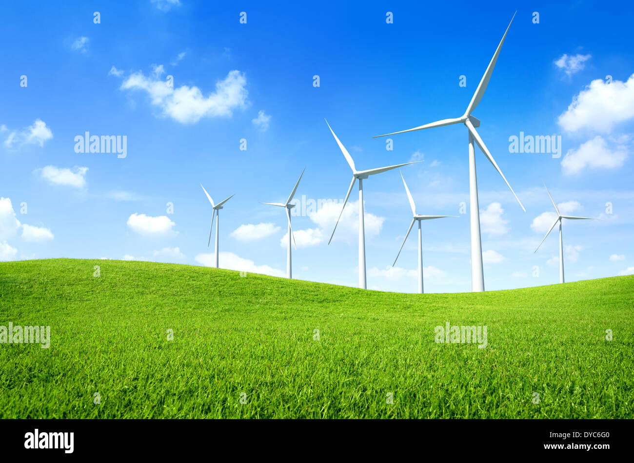 Windkraftanlage auf der grünen Wiese. Stockfoto