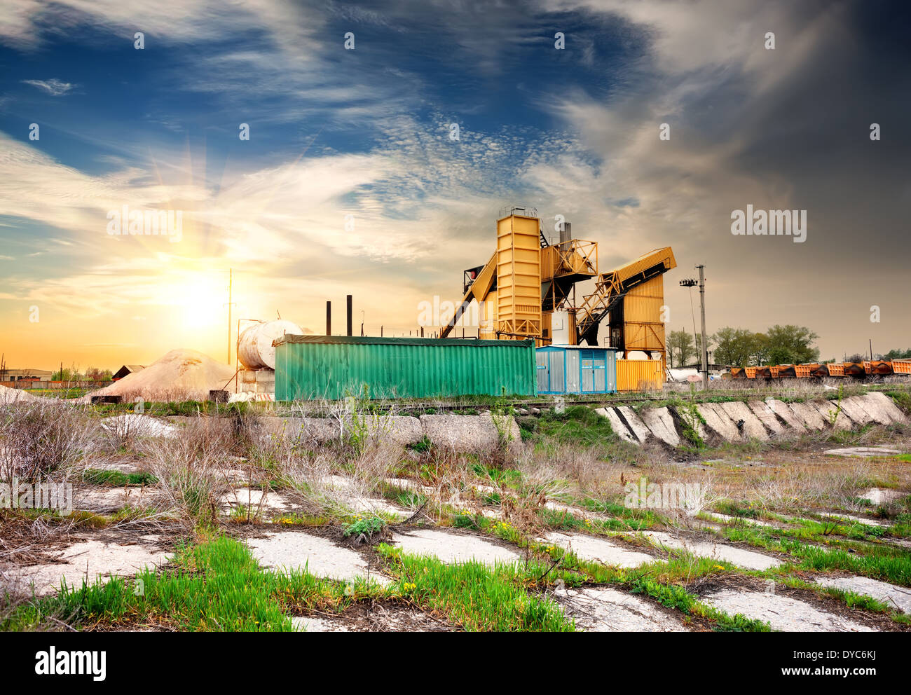 Gelbe Kornlift auf einem Beton-Sockel Stockfoto
