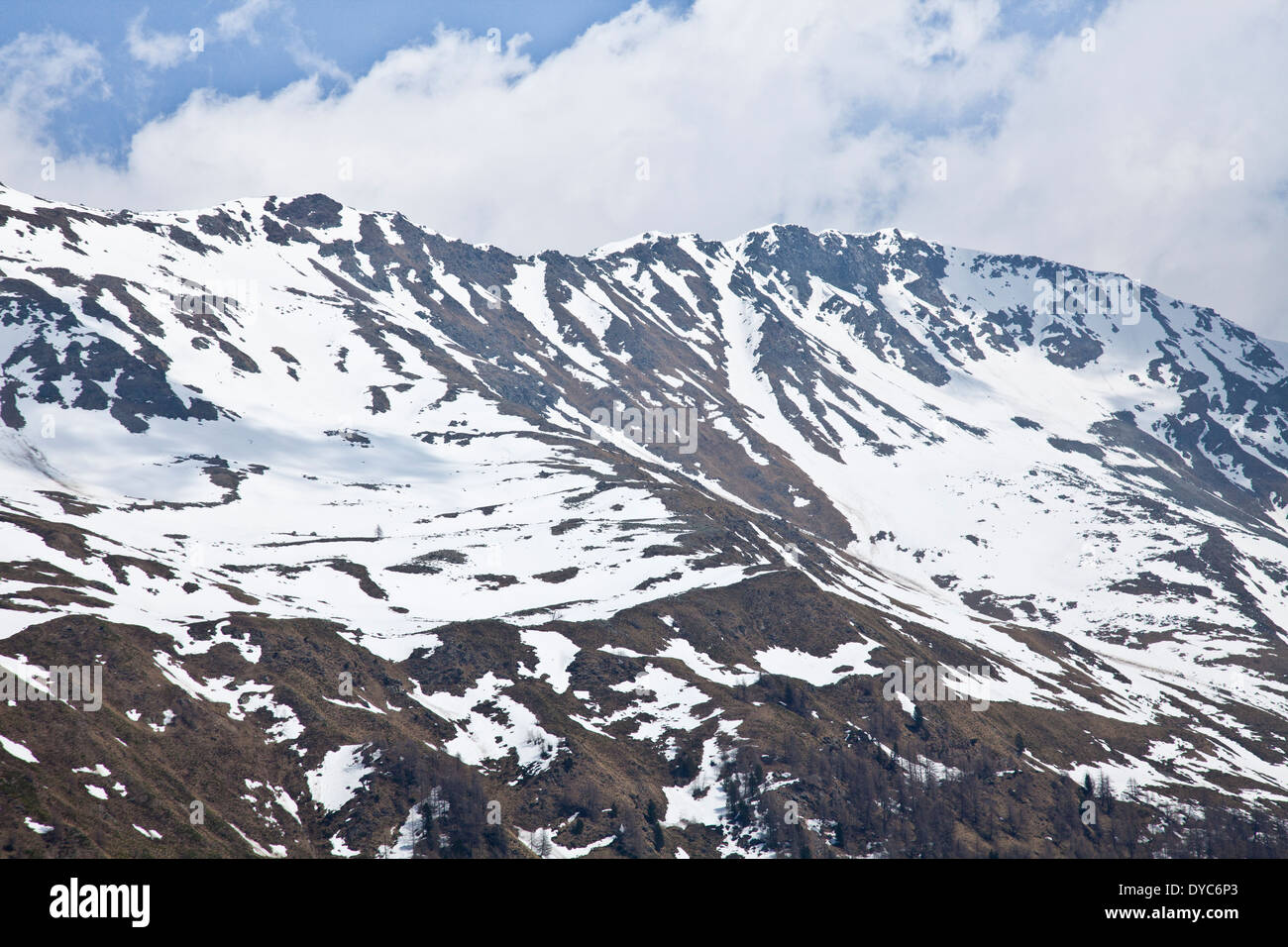 Schneebedeckten Berghang Stockfoto