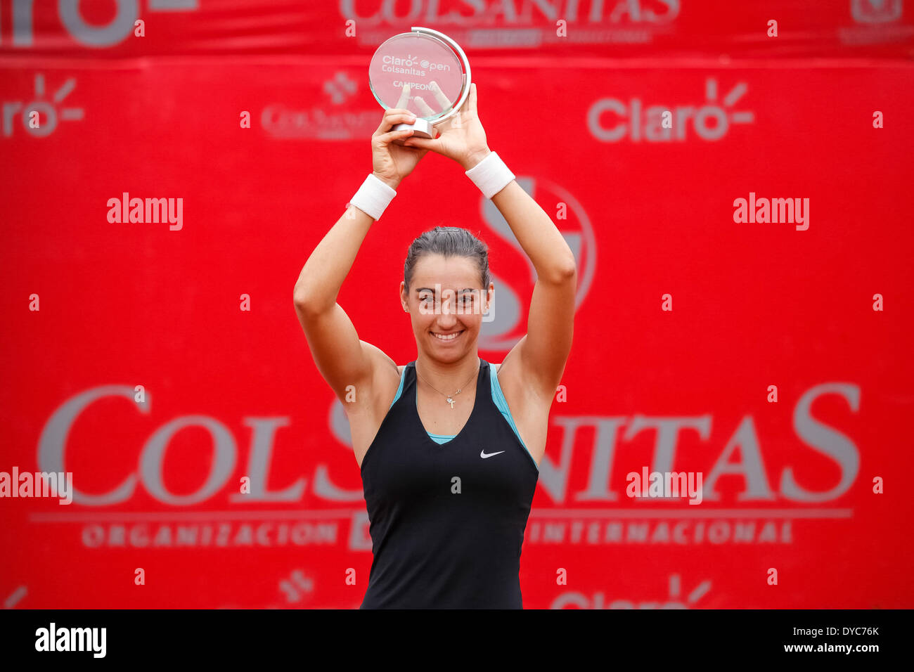 Bogota, Kolumbien. 13. April 2014. Caroline Garcia von Frankreich wirft ihre Trophäe gewann das Finale des Colsanitas Tenis Cup von der Womens Tennis Association (WTA) gegen Serbiens Jelena Jankovic in Bogota, Kolumbien, am 13. April 2014. Caroline Garcia gewann 2: 0 um den Titel. © Jhon Paz/Xinhua/Alamy Live-Nachrichten Stockfoto