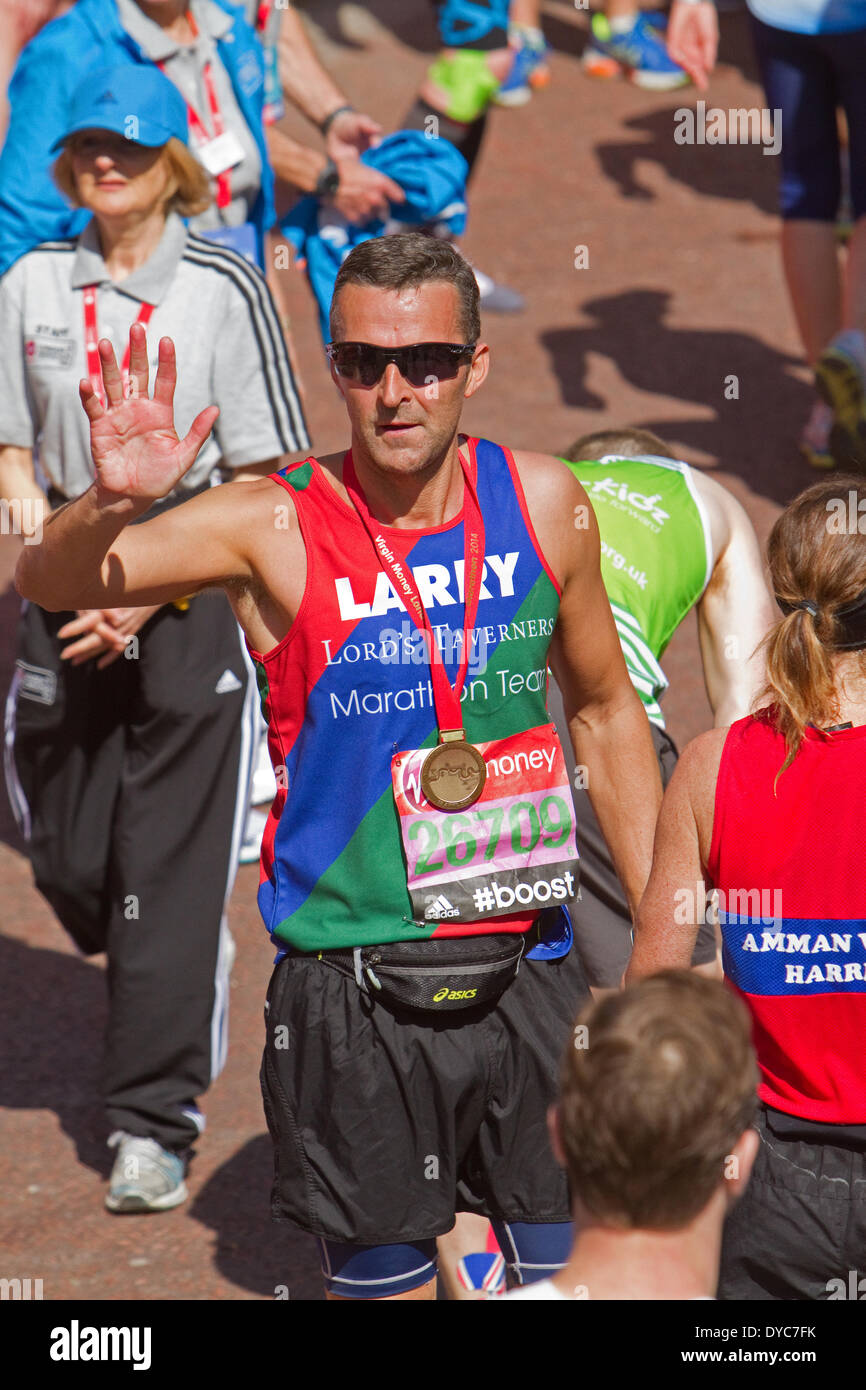 London, UK, 13. April 2014, Paul Grayson nach Beendigung der London-Marathon-201-Kredit: Keith Larby/Alamy Live News Stockfoto