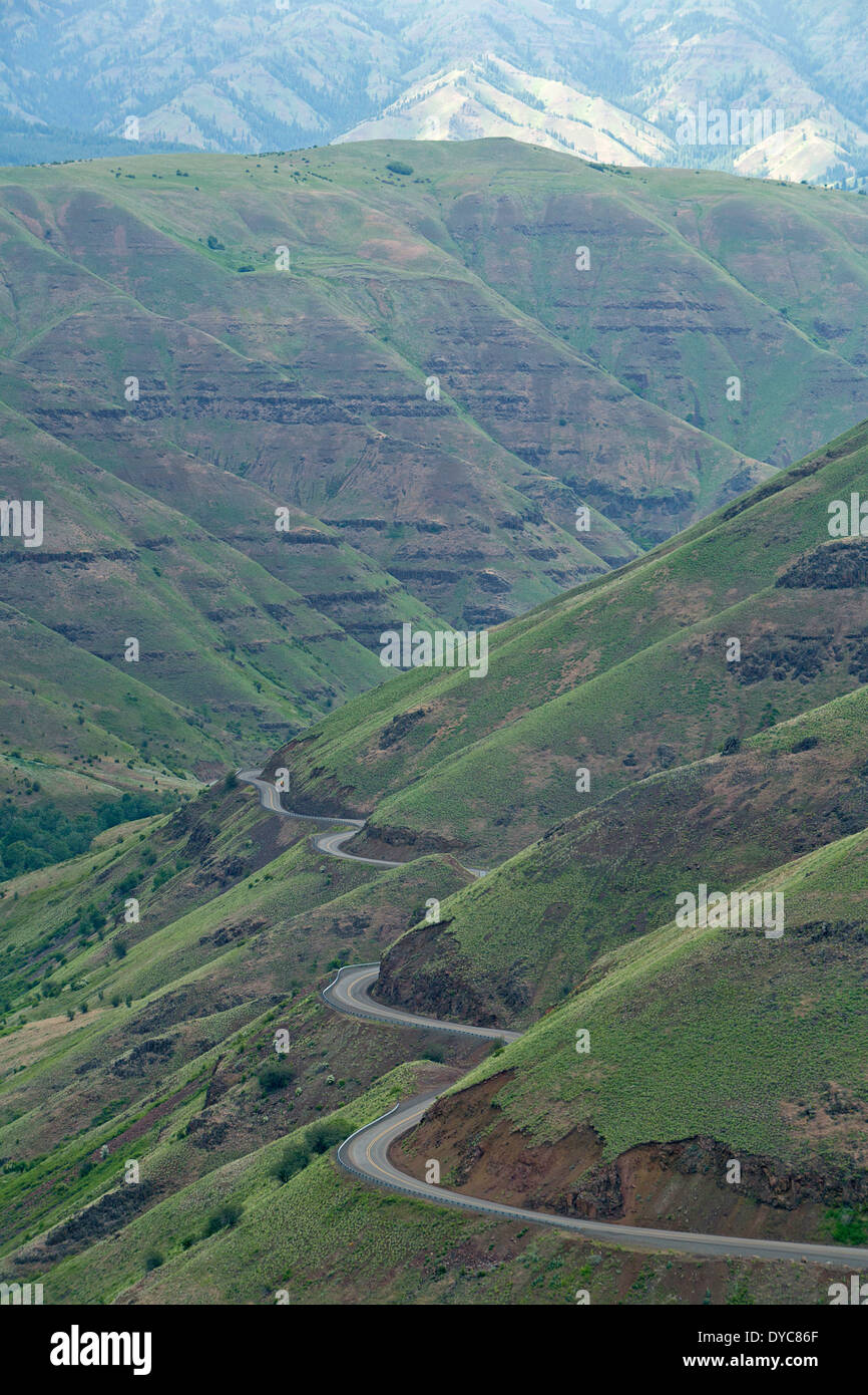 Eine kurvenreiche Landstraße 3 schlängelt sich zwischen Buford Creek Canyon im Norden Osten Oregons. Frühling. USA Stockfoto